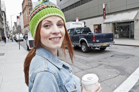 拿着咖啡的年轻女性城市生活高清图片素材