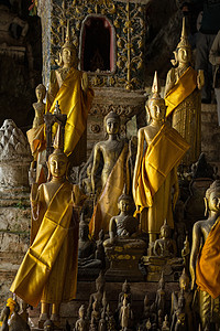 佛教寺庙的金雕像图片