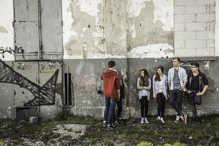 青少年在废弃建筑里闲逛六个人高清图片素材