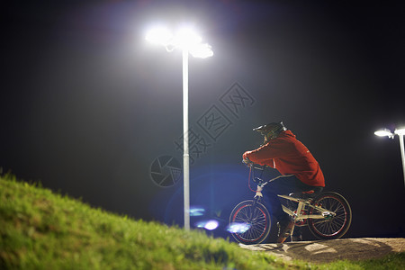 BMX骑自行车者夜间图片