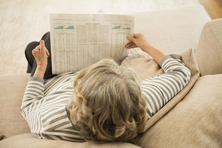 阅读报纸的老年妇女图片