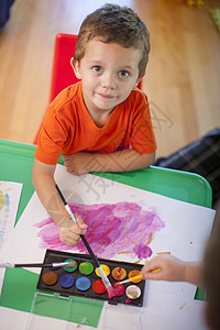 幼儿园男孩绘画 图片