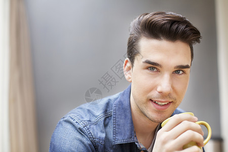 青年男性喝咖啡背景图片