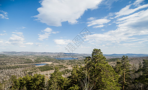 森林山区和湖泊图片