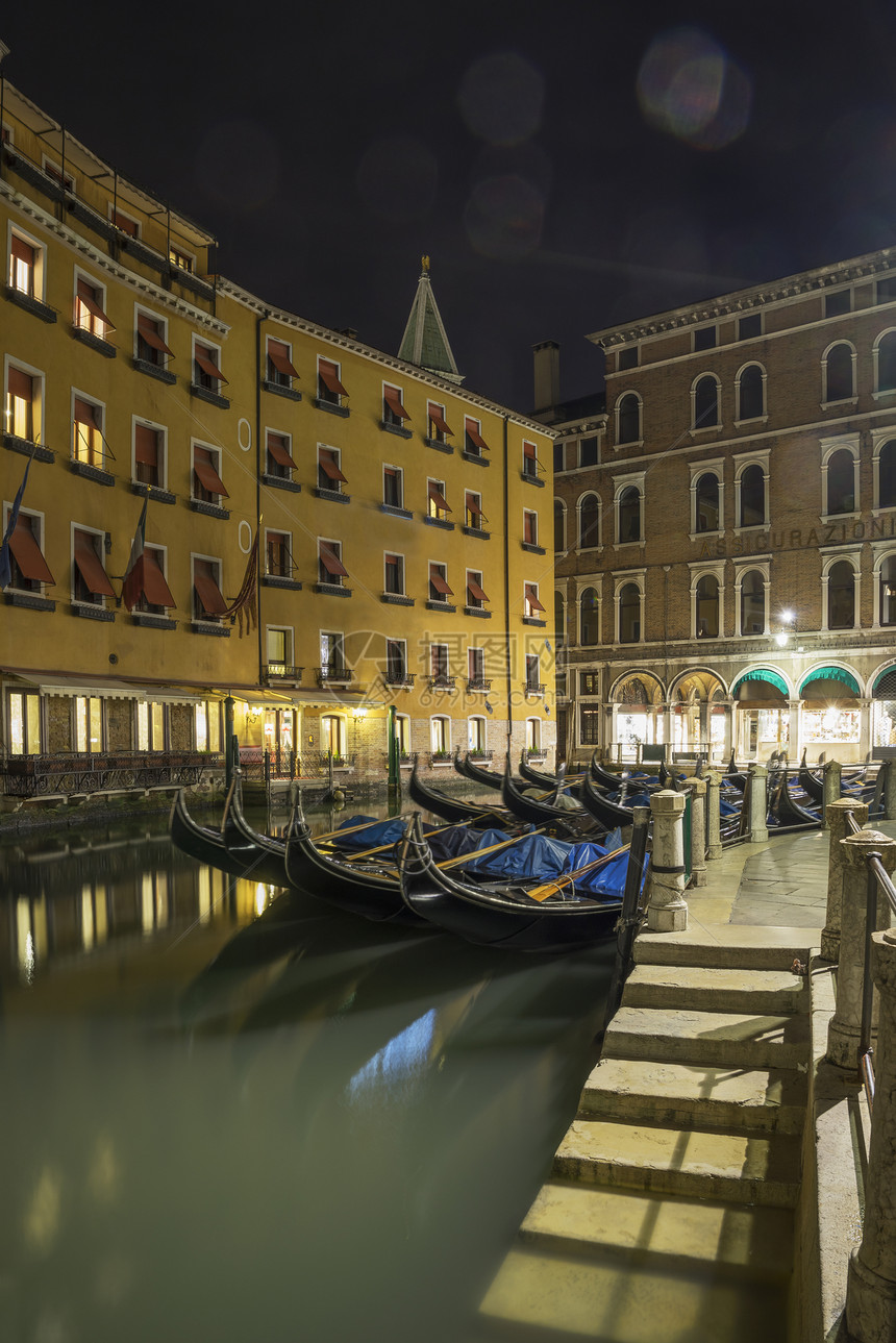 威尼斯夜晚的城市景色图片