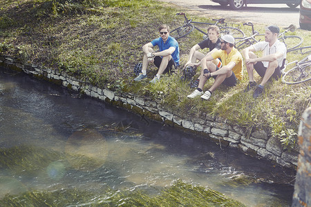 坐在河岸的骑手们在休息享乐高清图片素材