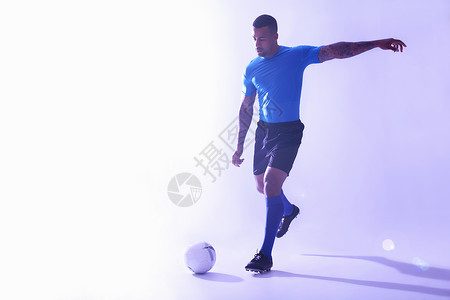 足球运动员正在踢球图片