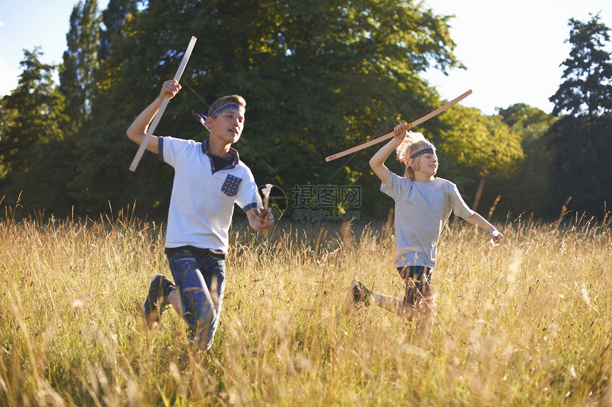 两个男孩带着弓箭奔跑图片