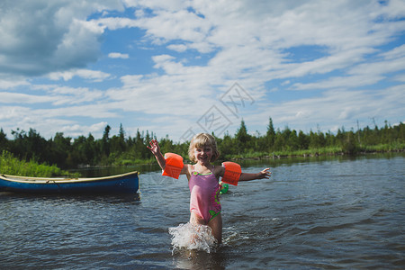 三岁女孩在加拿大安略省印度河玩水可爱的高清图片素材