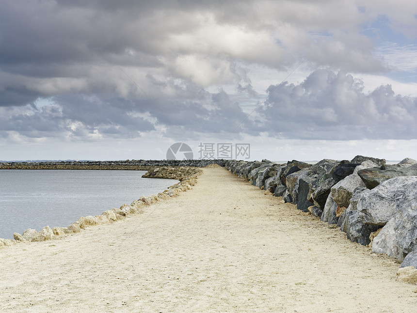 澳大利亚海滩边的防波堤图片