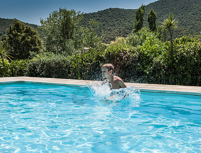 泳池里玩耍的男孩游泳高清图片素材