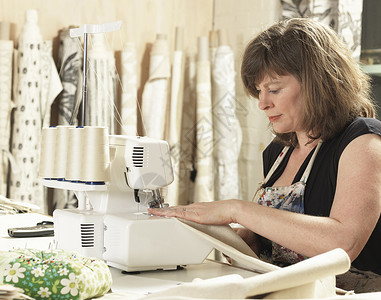 手印纺织车间的妇女在缝纫图片
