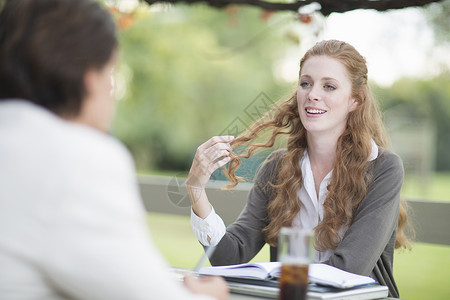 在花园举行非正式会议的商人和女同事高清图片