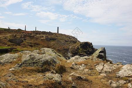 英国康沃尔郡彭赞斯特里韦拉德滨海大道锡矿烟囱的远景高清图片