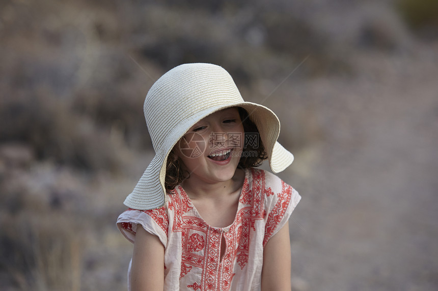 戴着太阳帽大笑的女孩图片