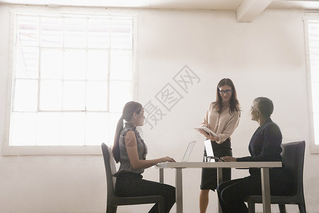 商务女性在桌旁开会图片