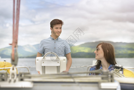 年轻夫妇在游艇上度假图片