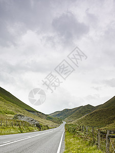 英国威尔士格温内德巴拉乡村道路和山脉视图图片