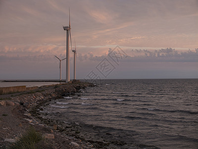 日出时的沿海风涡轮机瑞典奥兰高清图片