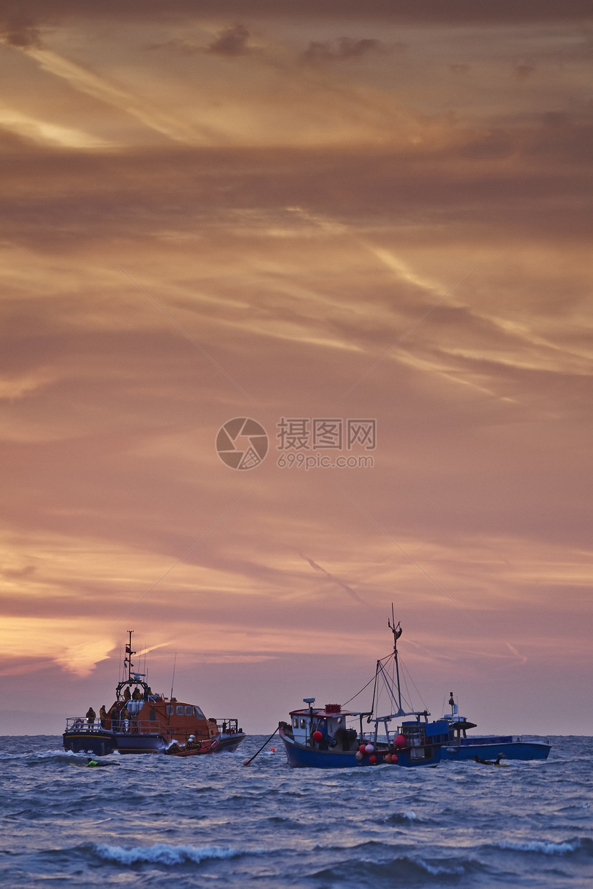 救生船在日出时渔船特尼比威尔士联合王国图片