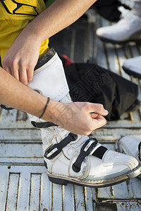 摩托车越野赛竞争对手紧固靴的特写镜头背景图片