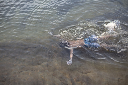 美国密歇根州AuTrainSuperior湖水下游泳的十几岁男孩高角度视自由高清图片素材