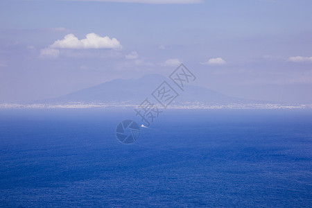 意大利那不勒斯的海和远山背景图片