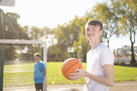 微笑的年轻男篮球运动员的肖像图片
