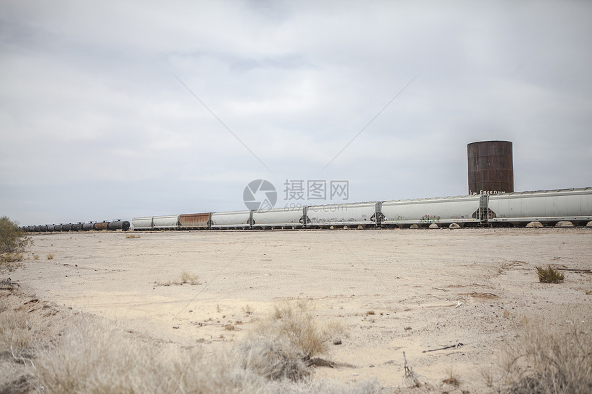 美国加利福尼亚州沙漠地带的货运列车图片