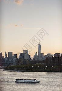 美国纽约曼哈顿东河的邮轮摩天大楼高清图片素材