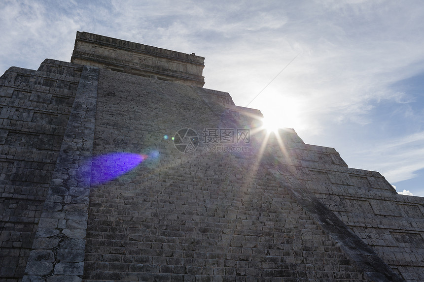 阳光下的低角寺庙墨西哥尤卡坦鸡Itza图片