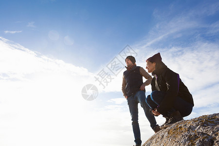 爱尔兰康涅马拉岩石顶上的一对情侣图片