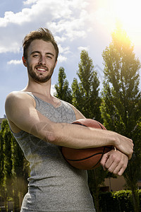 年轻男篮球运动员图片