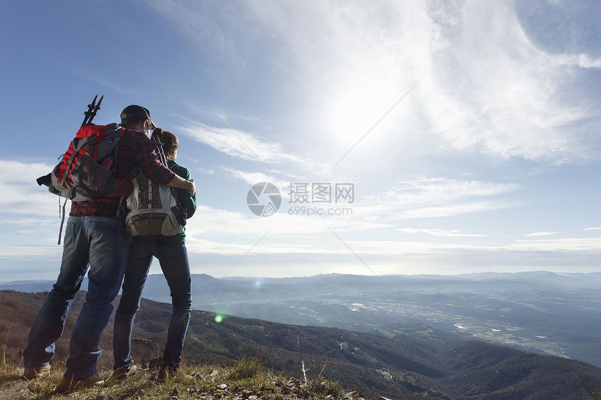站在山顶的徒步旅行者图片