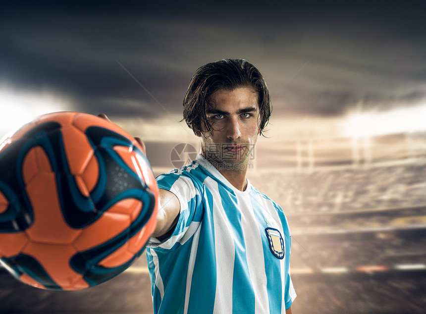 足球运动员手持足球的肖像图片