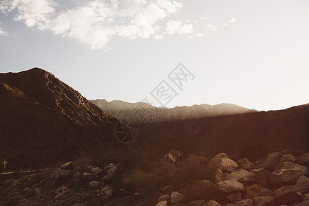 美国加利福尼亚州棕榈泉沙漠山的阳光和影子图片