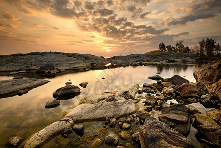 俄罗斯卡雷利亚拉多加湖日落时岛湖边岩石图片