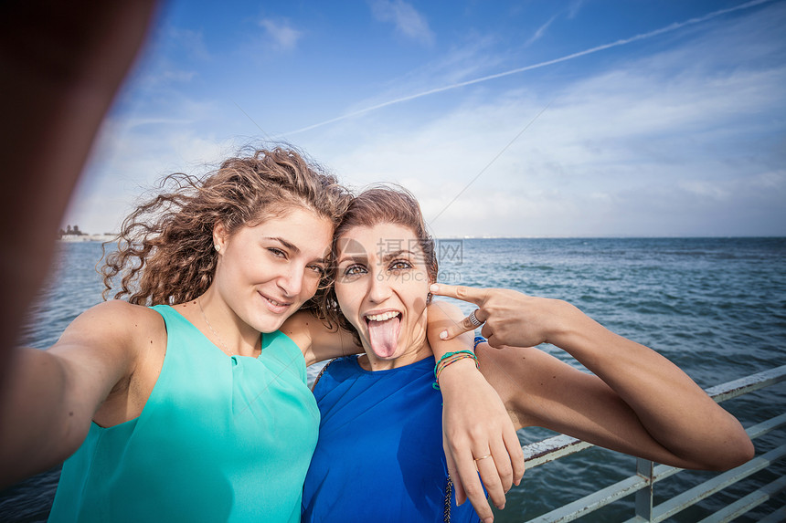 两个年轻女人在码头自拍图片