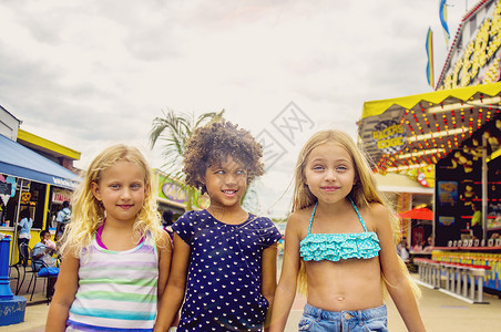三个女孩在游乐园的肖像图片