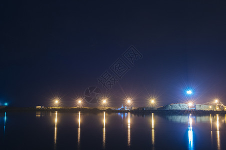 美国华盛顿州安赫莱斯港胡德富卡海峡滨边纸浆厂图片