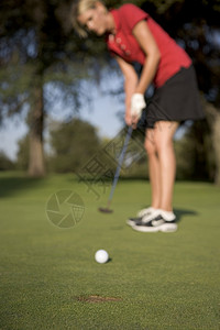 年轻女子打高尔夫球没进图片