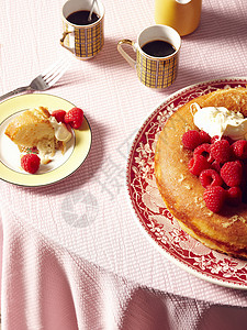 草莓奶油的萨瓦林蛋糕图片