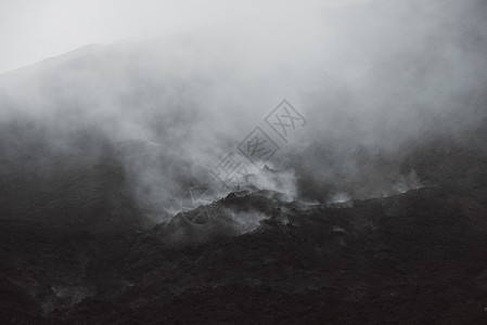 危地马拉安提瓜火山口烟雾景观图片