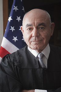 法律素材真人高级男法官的肖像背景