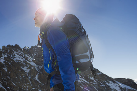 攀爬雪山的登山运动员图片