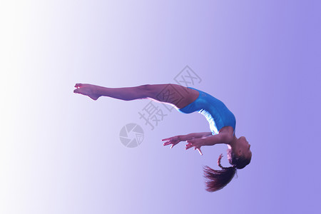 空中飞跃的年轻体操运动员图片