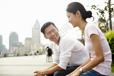 坐在台阶上的旅游夫妇异性伴侣高清图片素材