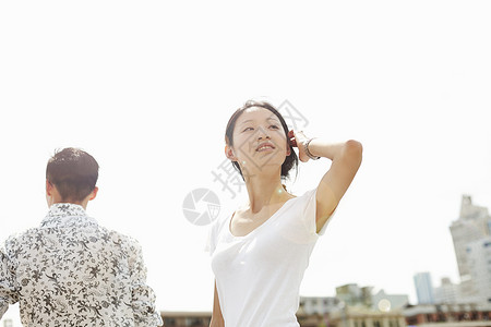 上海外滩年轻女游客无忧无虑高清图片素材