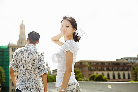 年轻女游客在上海外滩生活高清图片素材