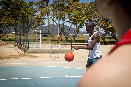 篮球场上两名男子在打球生活高清图片素材